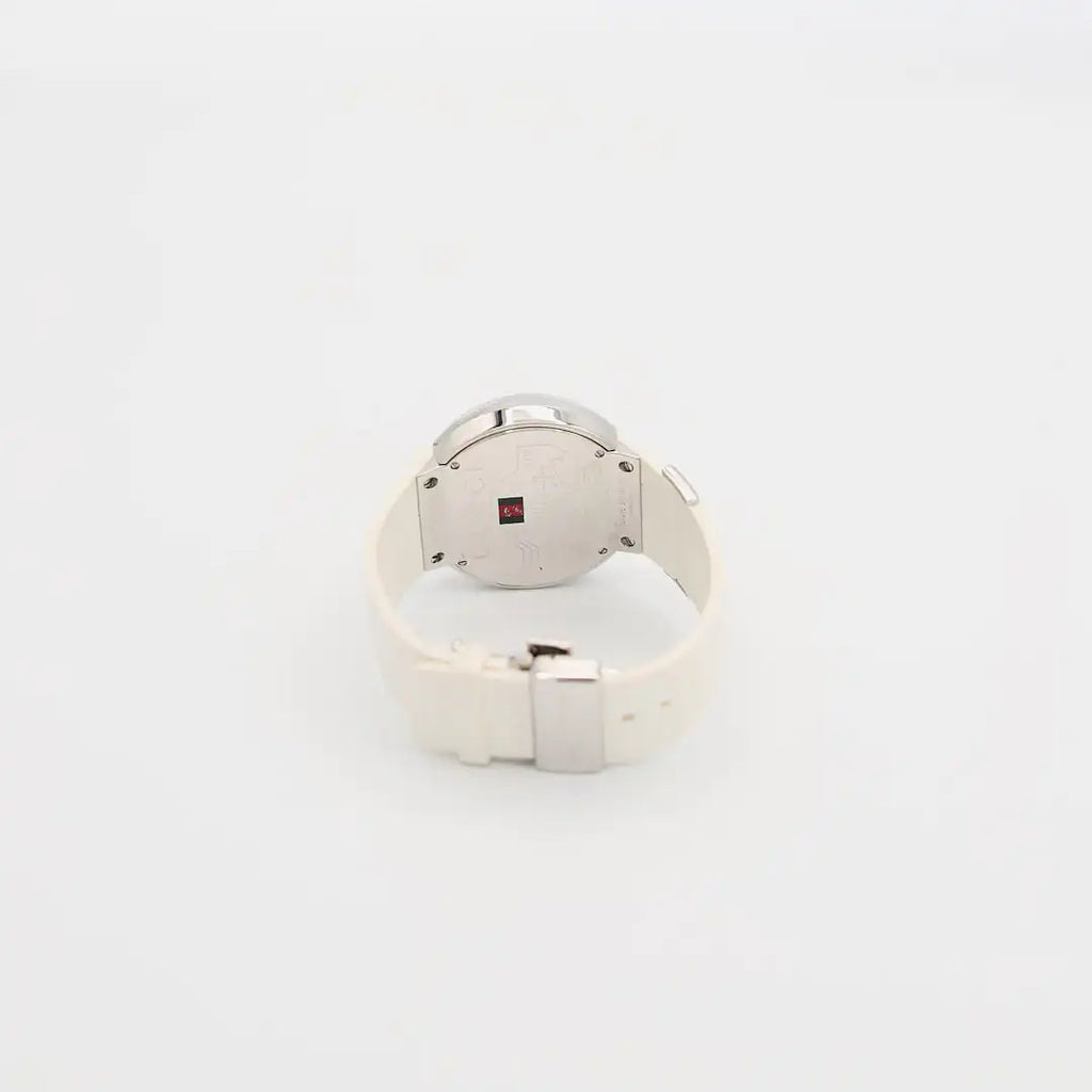 Back view of the Gucci 114-2 stainless steel watch standing up, highlighting the case back and the contrast of the white rubber wristband and 64.06 gram weight.