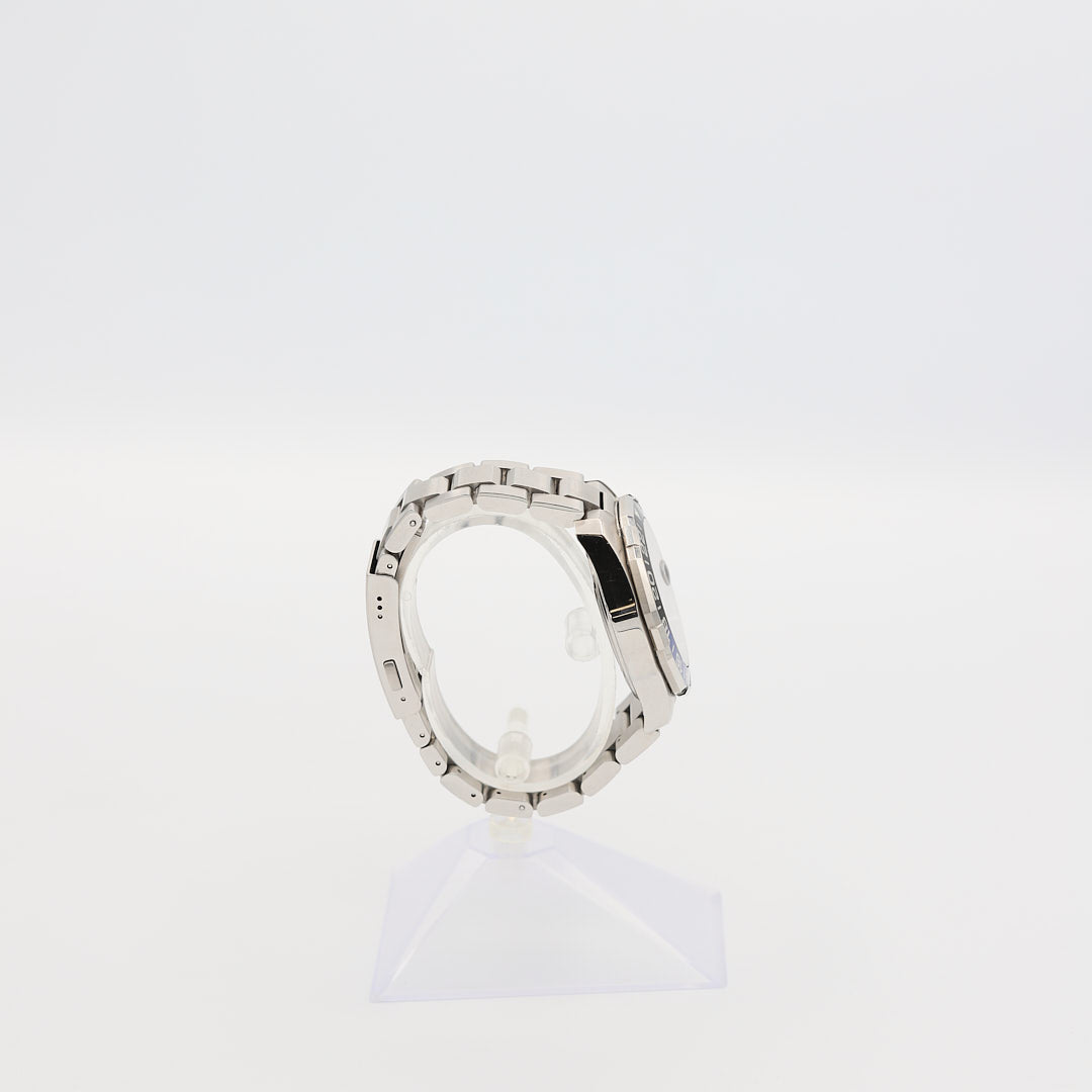 Left-side profile view of the TAG Heuer Aquaracer 43mm automatic watch, highlighting the unidirectional elapsed time bezel detail.