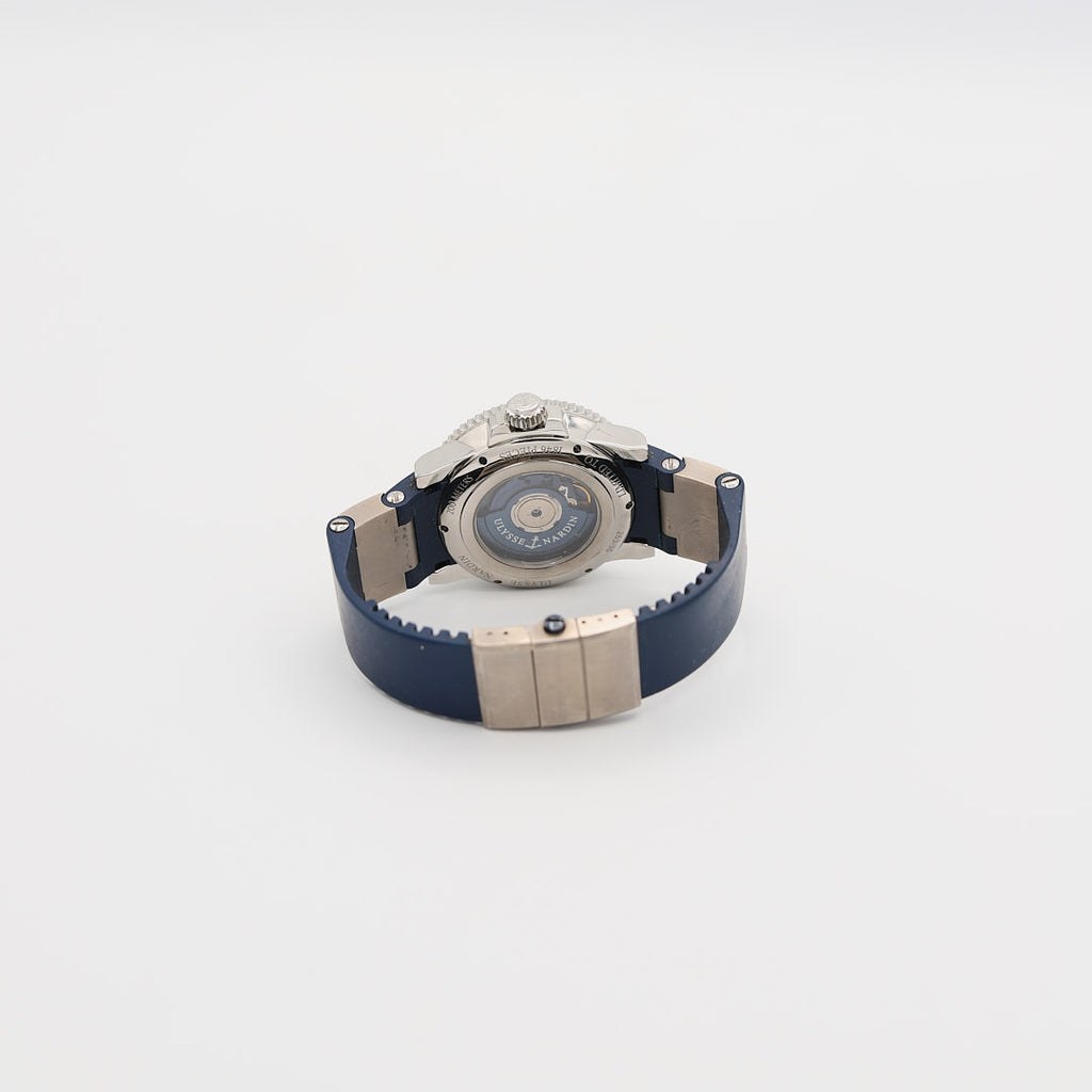 Underside view of the Ulysse Nardin Maxi Marine Diver, highlighting the case back, automatic movement, and 64.06 gram total weight.